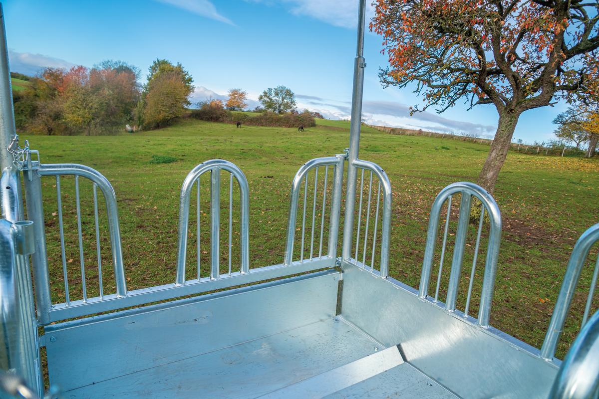 Square rack with safety palisade feeding grids, 8 feeding places - cattle