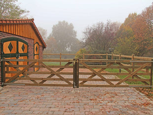 High-quality wooden pasture gate Doopelt "Sussex" - robust, beautiful and environmentally friendly