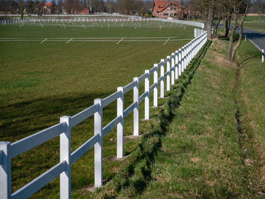 Robuste Reitplatz-Einzäunung – S 2 Kunststoffzaunsystem mit Tor