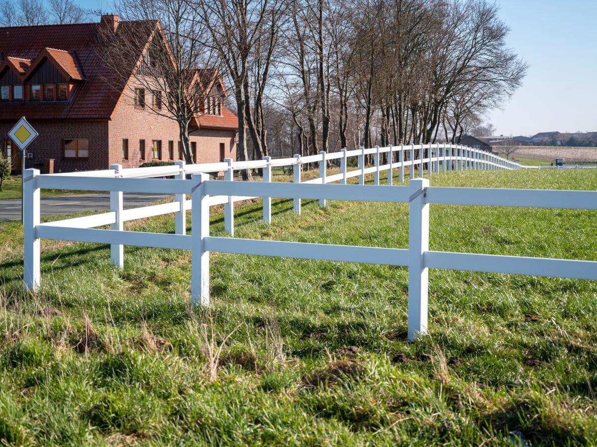 Robuste Reitplatz-Einzäunung – S 2 Kunststoffzaunsystem mit Tor