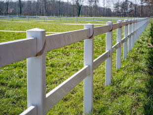 Robust riding arena fencing - S 2 plastic fence system with gate