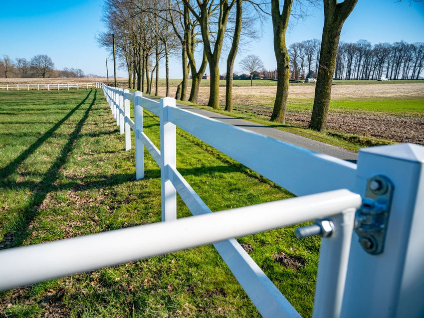 Robuste Reitplatz-Einzäunung – S 2 Kunststoffzaunsystem mit Tor