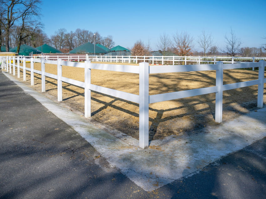 Robuste Reitplatz-Einzäunung – S 2 Kunststoffzaunsystem mit Tor