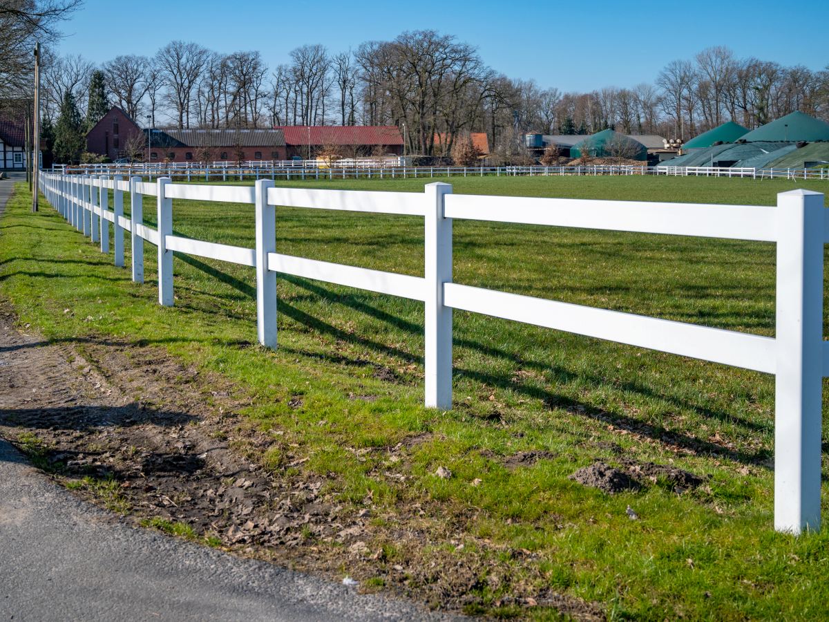 Robuste Reitplatz-Einzäunung – S 2 Kunststoffzaunsystem mit Tor