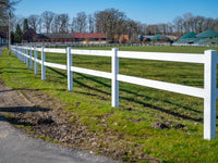 Robuste Reitplatz-Einzäunung – S 2 Kunststoffzaunsystem mit Tor